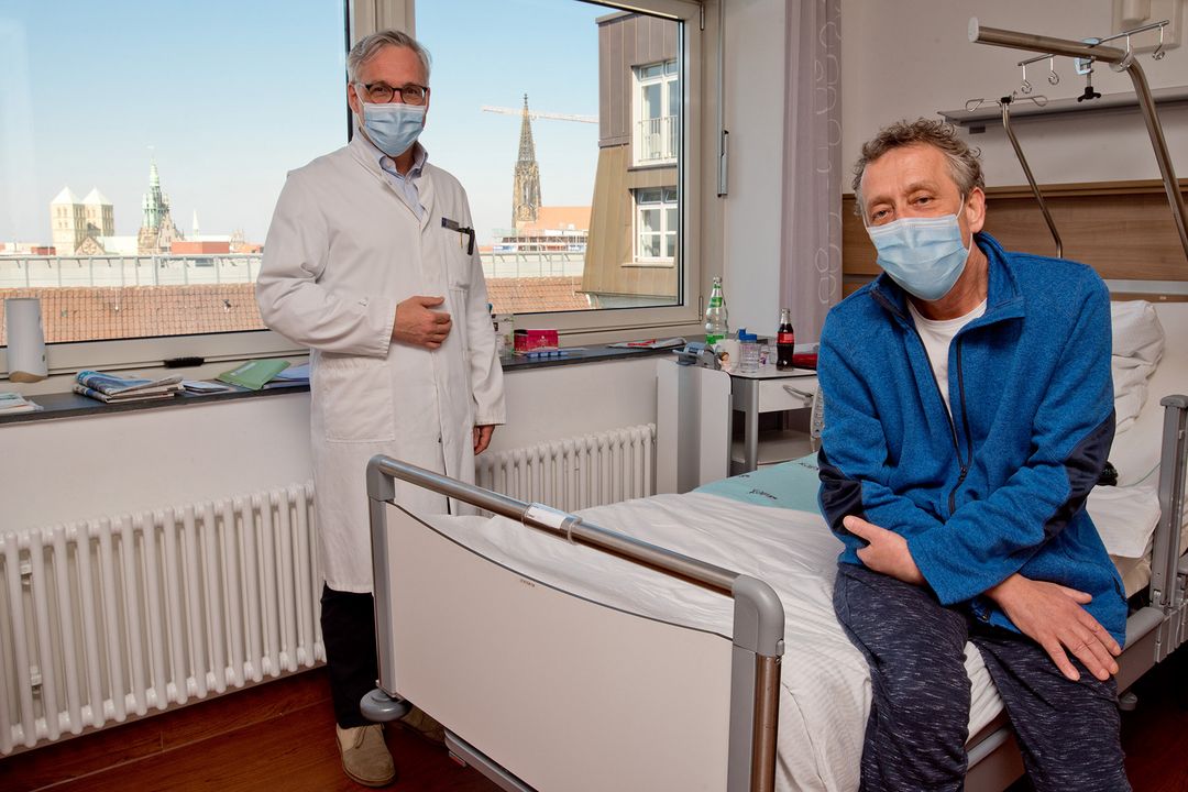 Professor Hoffmann und Herr Piatkowski im Patientenzimmer