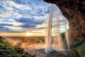 Eine schöne Landschaft mit einem Wasserfall