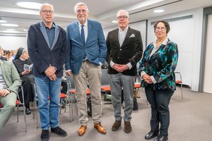 Vier Personen während der Feierstunde