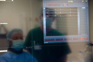 Ein Monitor zeigt eine Herzkurve