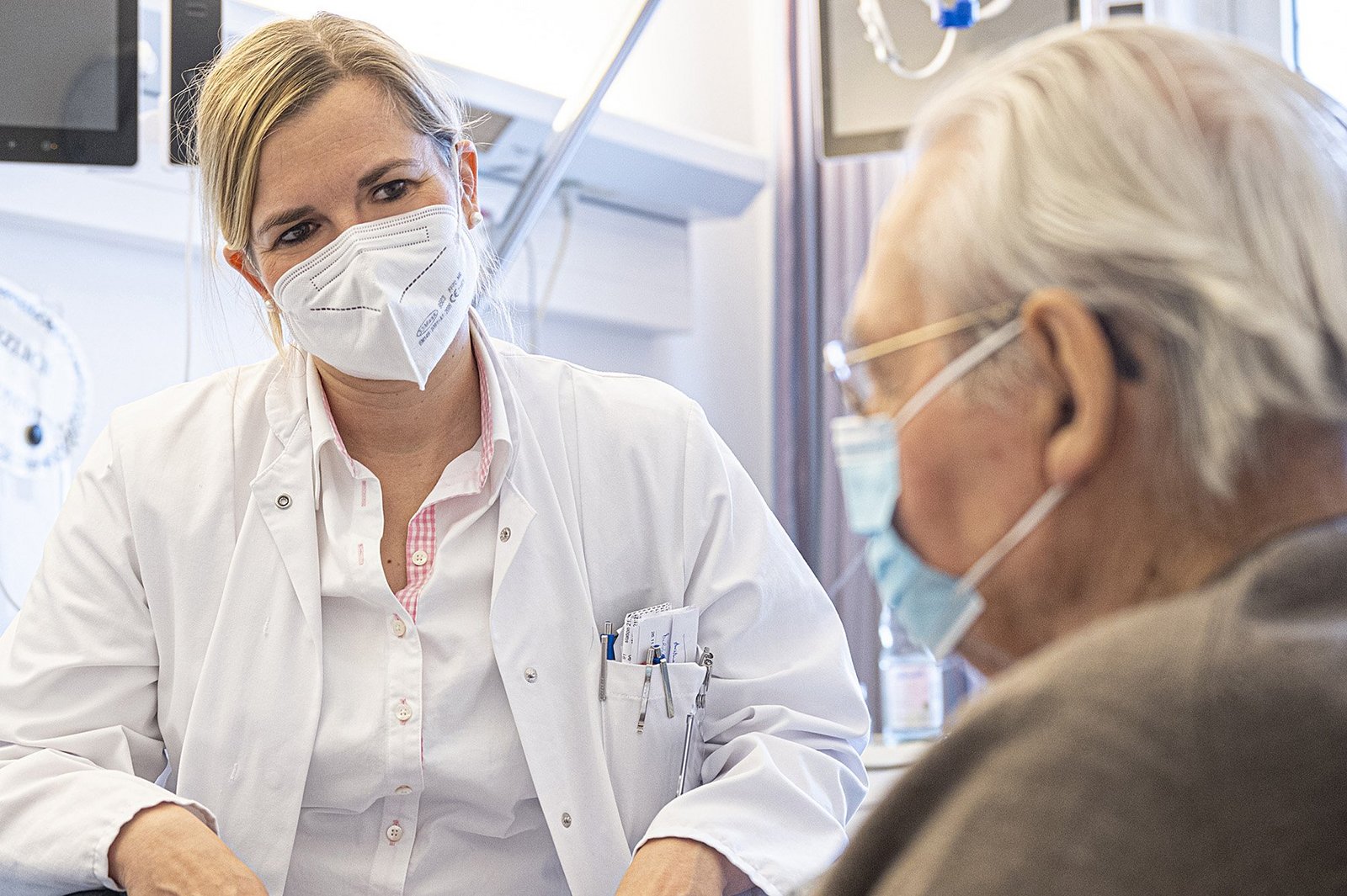 Dr. Kira Uphaus im Gespräch mit einem Patienten