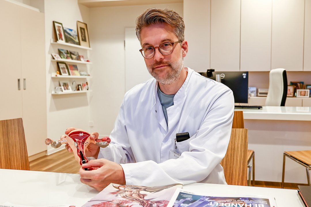 Dr. Sebastian Schäfer mit dem Modell eines Uterus