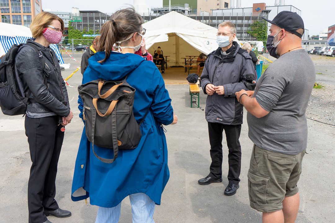 Vier Personen unterhalten sich