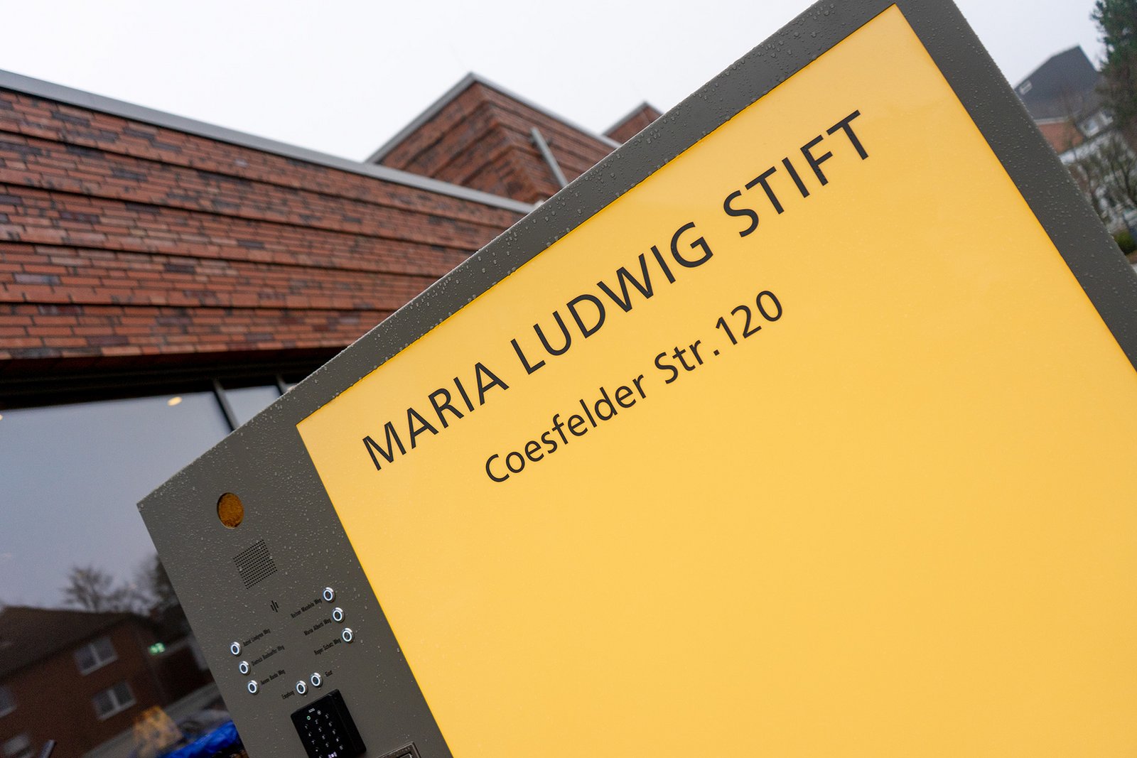 Auf einem Schild steht Maria-Ludwig-Stift