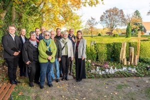 Mehrere Personen stehen an der Grabstelle der "Sternenkinder"