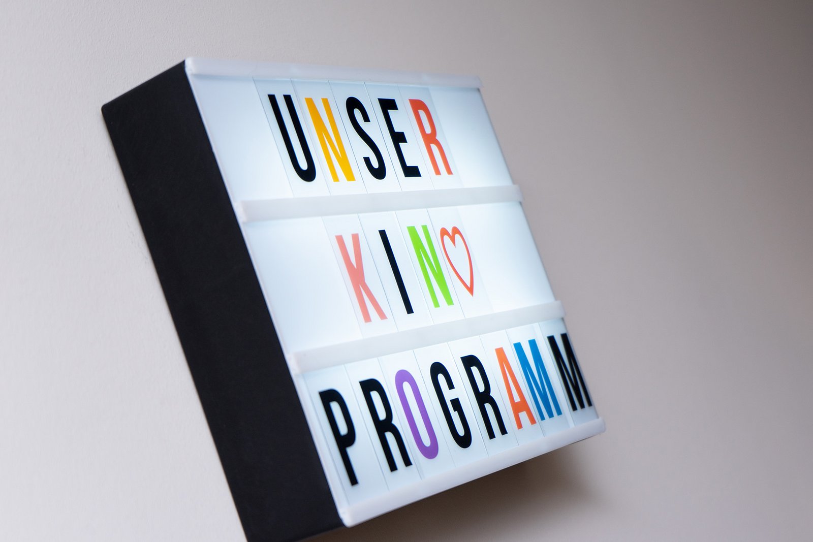 Ein Leuchtschild Kino