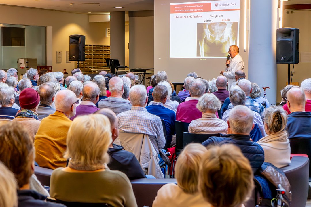 Prof. Möllenhoff berichtet vor zahlreichen Zuhörenden